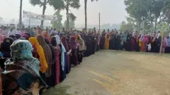 ফেনীর একটি ভোটকেন্দ্রে সকালে ভোটারদের লাইন