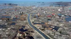 Costa destruída de Banda Aceh duas semanas depois do tsunami de 2004.