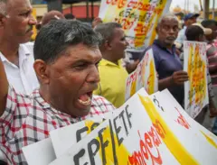 දේශීය ණය ප්‍රතිව්‍යුහගතකරණය හරහා සේවක අර්ථ සාධක අරමුදලේ ආයෝජන සඳහා ගෙවන පොලි ප්‍රතිශත පහළ හෙලීමට එරෙහිව අද (අගෝස්තු 28 වැනිදා) දහවල් කොළඹදී විරෝධතාවක් පැවැත්වීමට වෘත්තීය සමිති ඇතුළු බහුජන සංවිධාන ක්‍රියාකාරීහූ සූදානම් වෙති.
