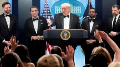 O presidente dos EUA, Donald Trump, discursa ao lado do diretor do FBI, Kash Patel, do procurador-geral interino Todd Blanche, do vice-presidente JD Vance e do secretário de Segurança Interna, Markwayne Mullin, em uma coletiva de imprensa na Casa Branca, após um incidente com tiros durante o jantar anual da Associação de Correspondentes da Casa Branca, em Washington, D.C.