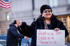 Hondureños en contra del exmandatario a las afueras de la corte