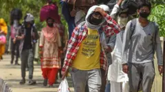 দিল্লি থেকে পায়ে হেঁটে ঘরমুখো শ্রমিকের দল - ৯ই মে ২০২০