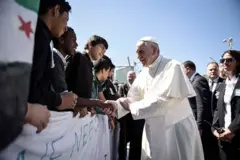 Papa Francisco encontra migrantes no centro de detenção de Moria em 16 de abril de 2016 em Mitilene, Lesbos, Grécia