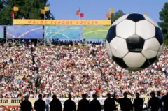 Bola em tamanho gigante marca o início de um jogo da Major League Soccer americana
