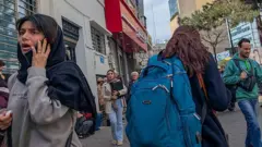 Les gens se mettent à l'abri à Téhéran. 