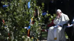 Francisco sentado e pensativo em meio a paisagem arborizada