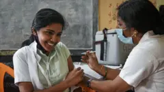 दुनिया के कई देशों में तमाम लोग कोरोना वायरस का टीका लगवाने से इनकार कर रहे हैं.