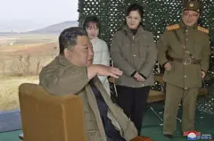 Сүрөттө Түндүк Кореянын лидери Ким Чен Ын анын кызы (болжол менен аты Чжу Э) жана жубайы Ли Соль Жу