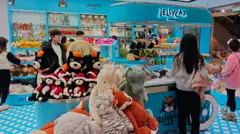Klienci robią zakupy w sklepie z pluszakami Jellycat w Szanghaju.