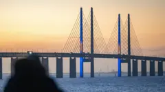A Ponte de Öresund iluminada com as cores da bandeira sueca