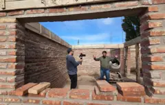 Hombre siendo entrevistado dentro de una casa