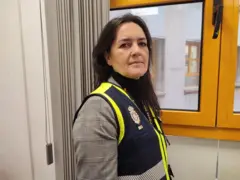 Mulher vestida com uniforme policial