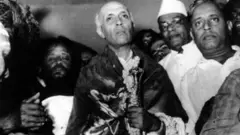 திருநீறும் பட்டுப் பீதாம்பரமும் அணிந்து செங்கோலைப் பெற்றுக்கொண்ட இந்தியாவின் முதல் பிரதமர் ஜவஹர்லால் நேரு.