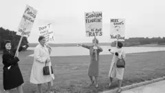 Mujeres en EE.UU. en una foto en blanco y negro manifestándose en contra del flúor en el agua