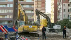 İzmir depreminde Bayraklı'da yıkılan binalardan biri olan Rızabey Apartmanı'nda arama kurtarma çalışmalarının sona ermesiyle enkazın kaldırılmasına başlandı