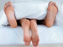 Aworan ọkùnrin àti obìnrin lórí ibùsùn 