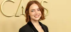 Emma Stone participa do almoço dos indicados ao 98º Oscar no hotel The Beverly Hilton, em fevereiro, em Los Angeles. Ela veste um casaco preto.