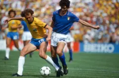 O italiano Paolo Rossi disputa a bola com o brasileiro Paulo Roberto Falcão, durante o jogo Itália 3x2 Brasil, válido pela Copa do Mundo de 1982, no Estádio Sarriá em Barcelona, na Espanha
