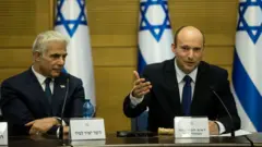 (डावीकडे) मध्यममार्गी विरोधी पक्षनेते याएल लापिड आणि (उजवीकडे) उजव्या विचारसरणीचे माजी पंतप्रधान नफताली बेनेट 