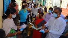 కరోనా కిట్లు పంచుతున్న హరీష్ రావు