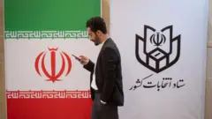 Человек у стены с флагом