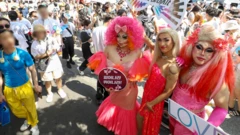 지난 7월 1일 오후 서울 중구 삼일대로 일대에서 열린 '제24회 서울퀴어문화축제'에서 참가자들이 축제를 즐기고 있다