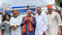 દિલ્હીની નવી એક્સાઇઝ પૉલિસી 2021-22ને લઈને ભાજપના નેતાઓ અને કાર્યકરોએ દિલ્હીના ડૅપ્યુટી સીએમ મનીષ સિસોદિયાના ઘરની બહાર પ્રદર્શન કર્યું હતું