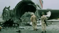 यात्रियों और चालक दल के सदस्यों के जहाज़ से उतरने के बाद कुवैत एयरपोर्ट के रनवे पर इस विमान को नष्ट कर दिया गया था