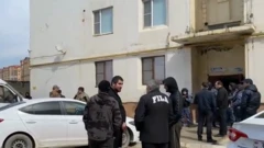 У дома в Каспийске