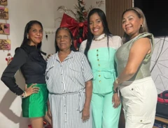 A empreendedora venezuelana Katherine Mota, 31, com outras três mulheres de sua família, em um ambiente que parece ser uma sala, com decoração caseira ao fundo.