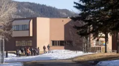 Personas junto a la escuela de Secundaria de Tumbler Ridge en una imagen de archivo.
