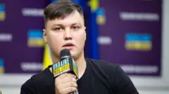 Максим Кузьмінов дає пресконференцію, розповідаючи про викрадення гелікоптера. 2023 рік