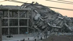 BBC记者现场目击：救援人员在倒塌的30层建筑废墟中拼命搜寻幸存者
