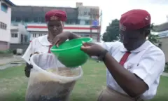 Aworan awọn akẹkọọ meji to ṣe agbekalẹ ẹrọ to n sọ omi idọti di mimọ