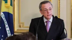 Ông Jose Mauricio Bustani vào năm 2010