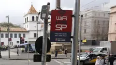 Placa do programa WiFi Livre SP em frente ao Pateo do Colégio no Centro de São Paulo