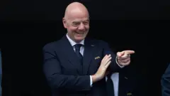 O presidente da FIFA, Gianni Infantino, aponta durante a partida do Grupo I da Copa do Mundo da FIFA 2026 entre França e Iraque.