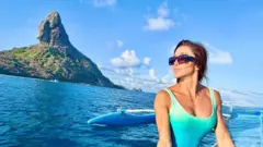 Tayane em passeio de barco na ilha de Fernando de Noronha, no Brasil.