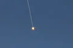 Un cohete explota en el cielo despejado.