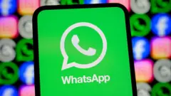 Logo do WhatsApp na tela de um telefone celular