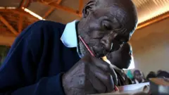 Kimani N'gan'ga Maruge a même dû apprendre à tenir un crayon pour pouvoir écrire à 84 ans.