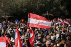 नेपाली कांग्रेसको विशेष महाधिवेशनमा सहभागीमा सहभागी कार्यकर्ताहरू पार्टीको झण्डा बोकेर सहभागी हुन जाँदै