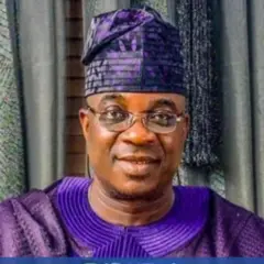 Wasiu Ayinde wọ aṣọ aran aláwọ̀ pọpu àti fìlà rẹ 