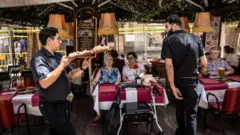 Garçons em restaurante em Barcelona