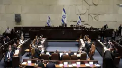 صورة تُظهر القاعة الداخلية للكنيست الإسرائيلي.