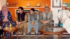 আফগান পার্লামেন্টের কজন সদস্য এবং হামিদ কারজাই ও ড. আব্দাল্লাহ আব্দাল্লার সাথে কাবুলে অজ্ঞাত একটি জায়গায় বৈঠক করেন। ছবিটি ১৯শে অগাষ্ট ড আব্দাল্লার ফেসবুকে পোস্ট করা হয়