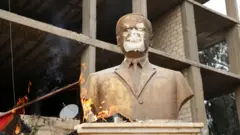 احتراق تمثال للرئيس السوري السابق حافظ الأسد، بعد الإطاحة بالرئيس بشار الأسد