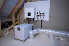 Batiti ati ẹrọ inverter ti wọn so mọ ara ogiri ile