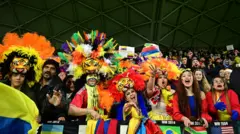Hinchada de Colombia con brillantes colores