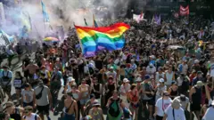 Una marcha nacional convocada por grupos de mujeres y del colectivo LGBT en repudio a las declaraciones del presidente Javier Milei en Davos, uenos Aires, 1de febrero de 2025.